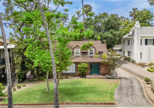 Photo 2 of Sale Pending at 467 S El Molino Ave, Pasadena, CA 91101 | MLS# SR25217524 | Listing updated on 2025-10-31