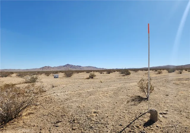 2nd image of 33 Panamint Trl, Helendale, CA 92342 | MLS# HD25235604