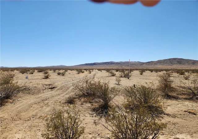 3rd image of 33 Panamint Trl, Helendale, CA 92342 | MLS# HD25235604