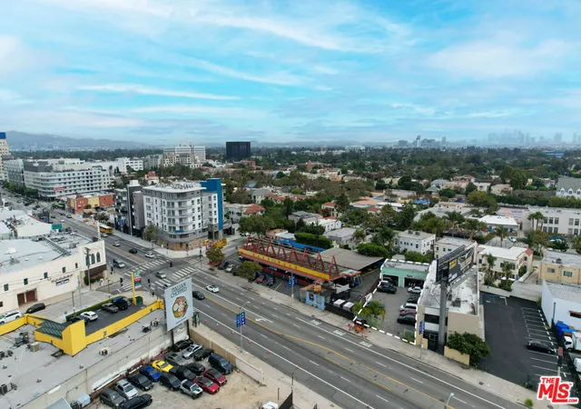 Photo 3 of Sale Pending at 920 S La Brea Ave, Los Angeles, CA 90036 | MLS# 23312597 | Listing updated on 2026-02-23