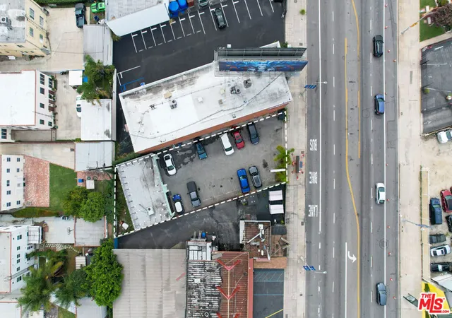 Photo 4 of Sale Pending at 920 S La Brea Ave, Los Angeles, CA 90036 | MLS# 23312597 | Listing updated on 2026-02-23