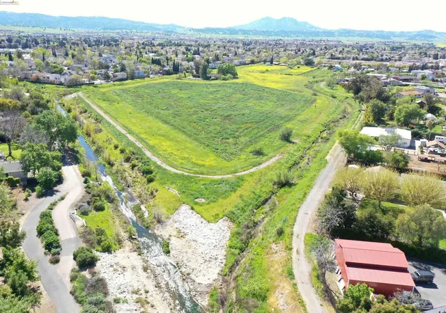 Photo 3 of Single family home for sale at 800 Minnesota Ave, Brentwood, CA 94513 | MLS# 41056424 | Listing updated on 2026-02-04