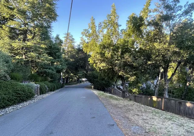 5th image of 221 Highland Ter, Woodside, CA 94062 | MLS# ML81968553