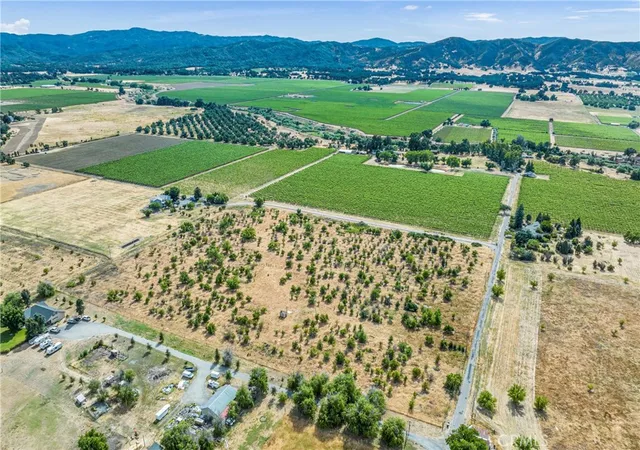 3rd image of 2145 Smith Ln, Kelseyville, CA 95451 | MLS# LC24124633