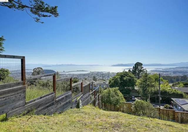 Photo 2 of Sale Pending at 921 Clark Pl, El Cerrito, CA 94530 | MLS# 41066840 | Listing updated on 2026-06-19