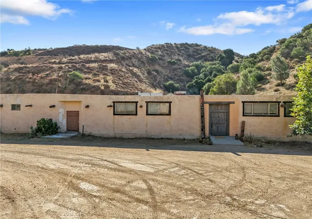 Photo 3 of Single family home for sale at 13684 Sierra, Santa Clarita, CA 91390 | MLS# SR24166557 | Listing updated on 2026-07-11