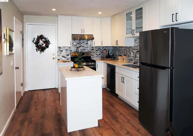 Listing Photo 4 - Condo for sale in building located at 625 Madison St, Oakland, CA 94607 - Unit #107