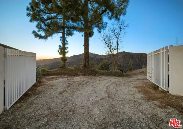 3rd image of 1211 Linda Flora Dr, Los Angeles, CA 90049 | MLS# 24444275