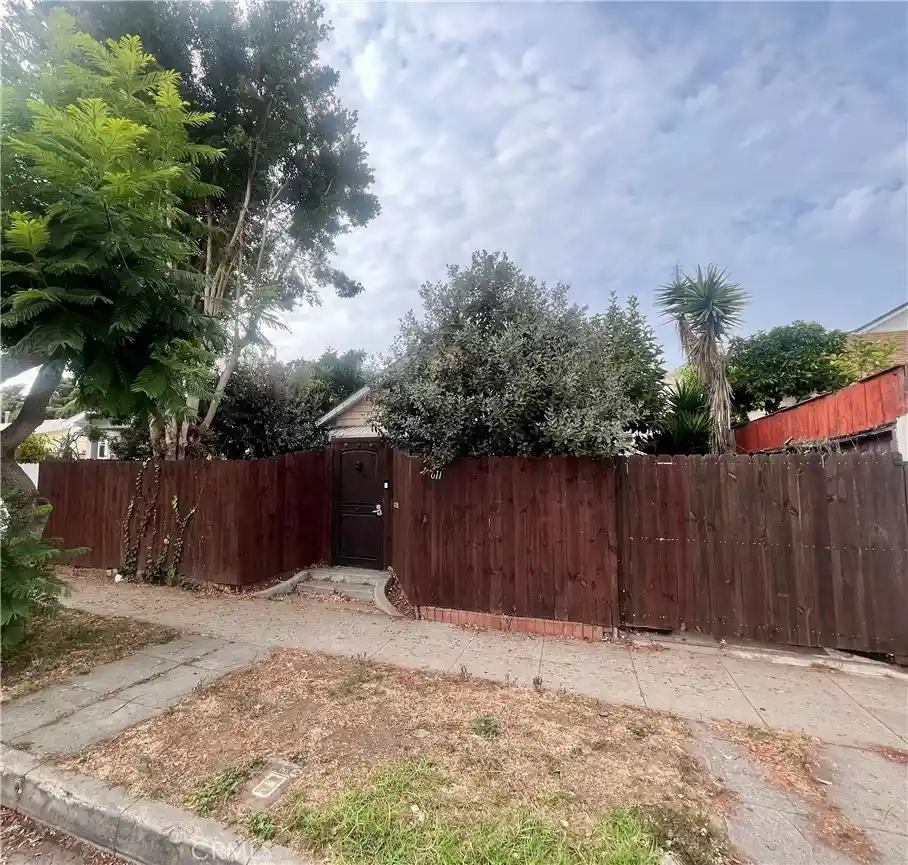 Photo 1 of Sale Pending at 611 Sunset Ave, Venice, CA 90291 | MLS# IV24204604 | Listing updated on 2026-08-18