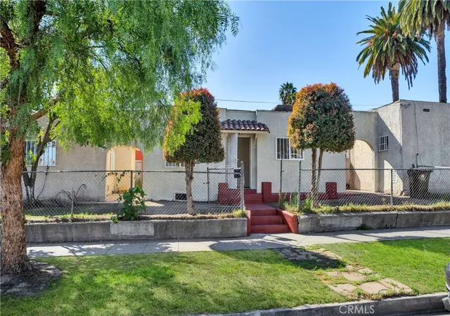 Photo 1 of Sale Pending at 916 W 88th St, Los Angeles, CA 90044 | MLS# SB24211066 | Listing updated on 2025-10-17