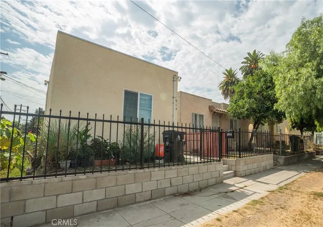 Photo 2 of Sale Pending at 916 W 88th St, Los Angeles, CA 90044 | MLS# SB24211066 | Listing updated on 2025-10-17