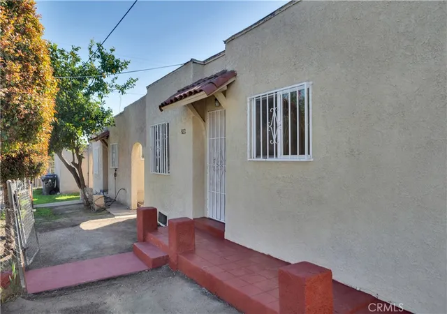 Photo 3 of Sale Pending at 916 W 88th St, Los Angeles, CA 90044 | MLS# SB24211066 | Listing updated on 2025-10-17