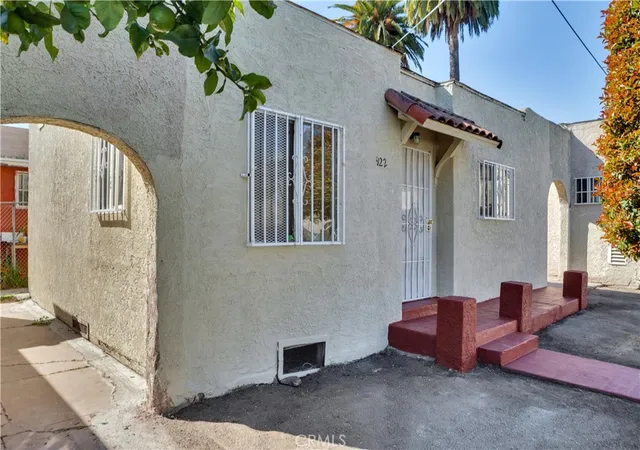Photo 3 of Sale Pending at 916 W 88Th St, Los Angeles, CA 90044 | MLS# SB24211066 | Listing updated on 2025-10-17