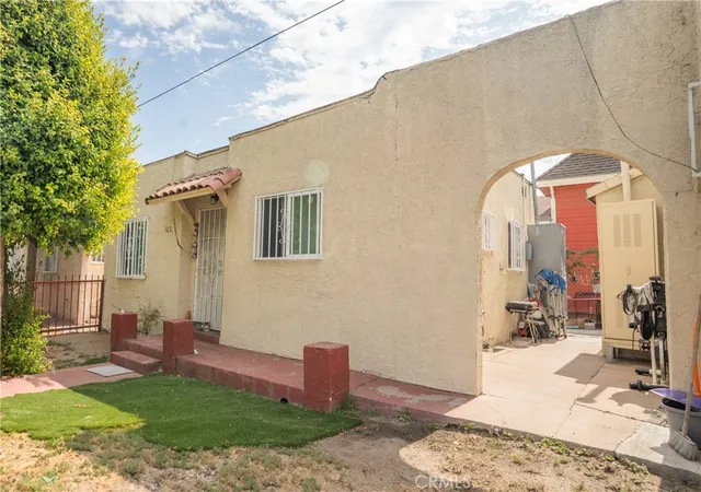 Photo 4 of Sale Pending at 916 W 88Th St, Los Angeles, CA 90044 | MLS# SB24211066 | Listing updated on 2025-10-17