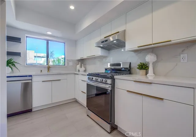 Photo 4 of Condo for sale at 17230 Chatsworth St #1, Granada Hills, CA 91344 | MLS# SR24248846 | Listing updated on 2025-01-14