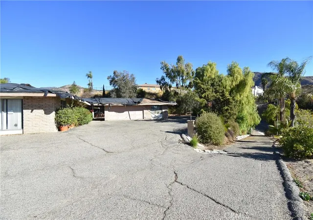 Photo 4 of Sale Pending at 3618 Hemlock Dr, San Bernardino, CA 92404 | MLS# IV24250987 | Listing updated on 2025-11-12