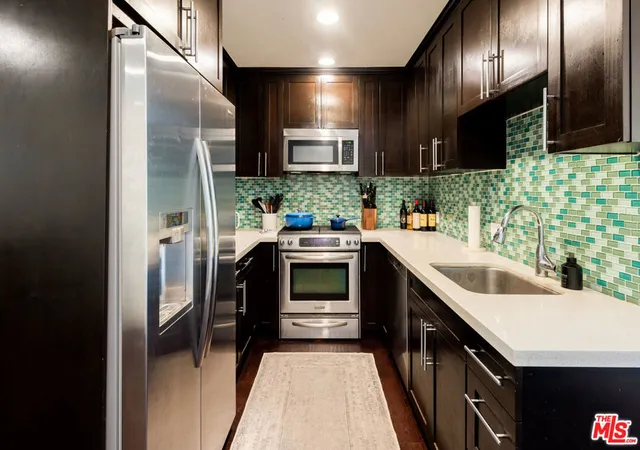 Photo 4 of Condo for sale at 933 17th Street #9, Santa Monica, CA 90403 | MLS# 25476155 | Listing updated on 2025-02-26