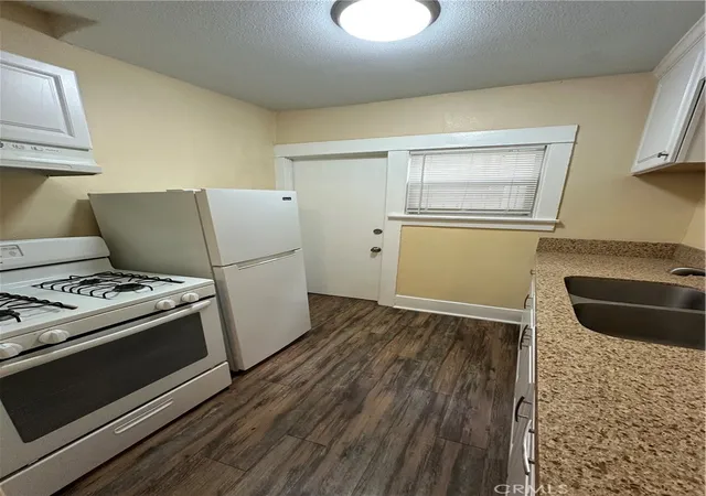 Listing Photo 2 - Condo for sale in building located at 1101 Cherry Ave, Long Beach, CA 90813 - Unit #