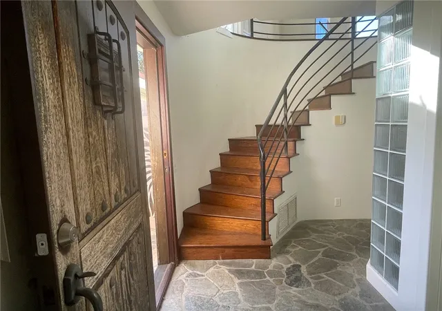 3rd image of 989 Miramar St, Laguna Beach, CA 92651 | MLS# LG25008074