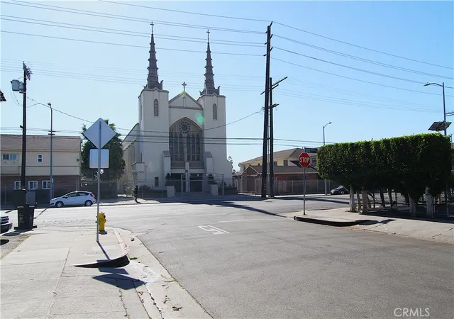 Photo 3 of House for sale at 1108 N Kenmore Ave, Los Angeles, CA 90029 | MLS# SR25012065 | Listing updated on 2026-01-30