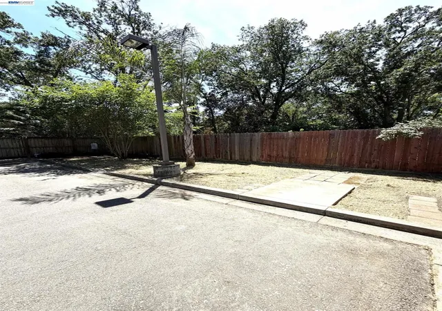 33rd image of 3135 Academy Way, Sacramento, CA 95815 | MLS# 41084491