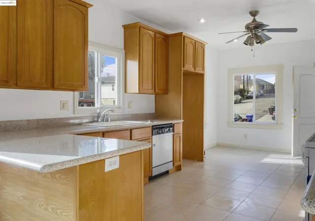 3rd image of 2301 12Th Ave, Oakland, CA 94606 | MLS# 41085416