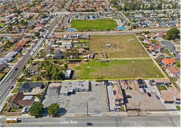 Photo 4 of Sale Pending at 520 W Randall Ave, Rialto, CA 92376 | MLS# IG25037328 | Listing updated on 2026-08-31