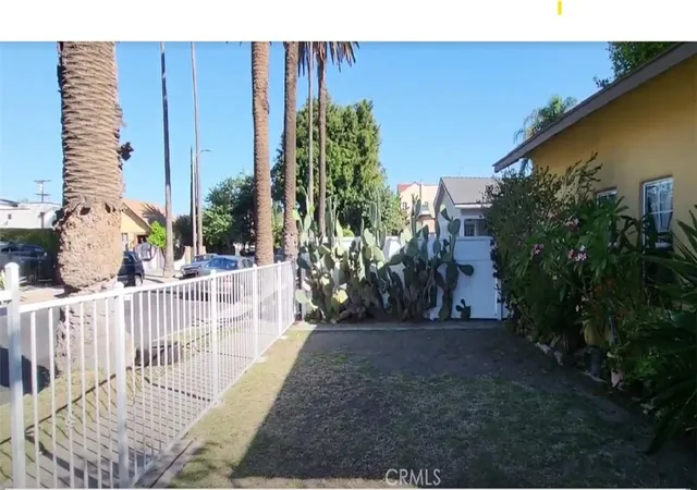 10th image of 1240 S Muirfield Rd, Los Angeles, CA 90019 | MLS# PW25035035