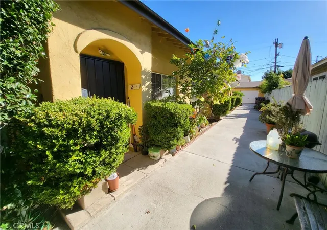 2nd image of 1240 S Muirfield Rd, Los Angeles, CA 90019 | MLS# PW25035035