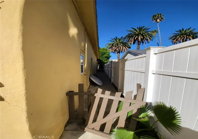 3rd image of 1240 S Muirfield Rd, Los Angeles, CA 90019 | MLS# PW25035035
