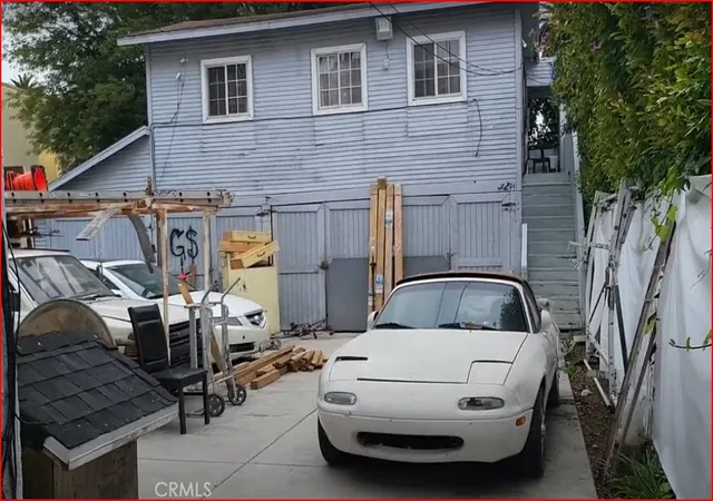 2nd image of 2720 S Sycamore Ave, Los Angeles, CA 90016 | MLS# PW25035045