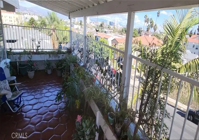3rd image of 1121 5Th Ave, Los Angeles, CA 90019 | MLS# PW25035453