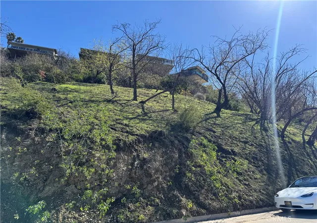 5th image of 3732 N Knobhill Dr, Sherman Oaks, CA 91423 | MLS# SR25039071