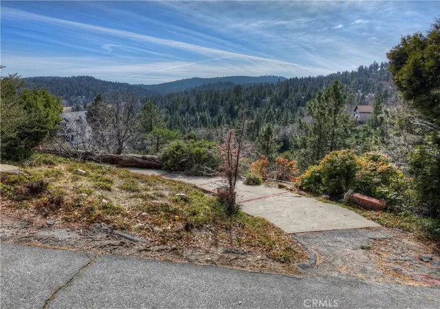 2nd image of 841 Madera Ln, Lake Arrowhead, CA 92352 | MLS# IG25040343