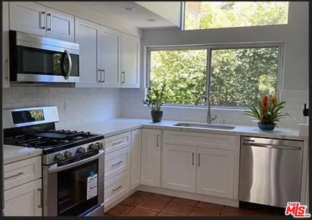 Photo 4 of Sale Pending at 8090 Mulholland Dr, Los Angeles, CA 90046 | MLS# 25502319 | Listing updated on 2026-09-10