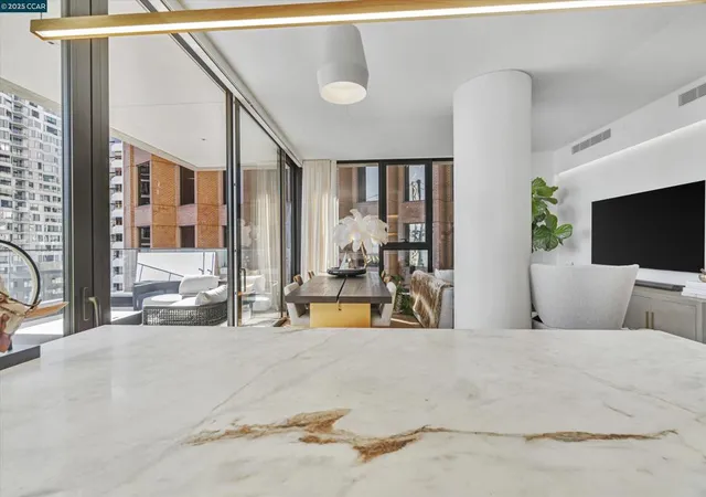 3rd image of 1 Steuart Ln, San Francisco, CA 94105