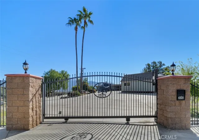 Photo 2 of Single family home for sale at 300 Anderson Dr, Hemet, CA 92544 | MLS# OC25048355 | Listing updated on 2026-10-02