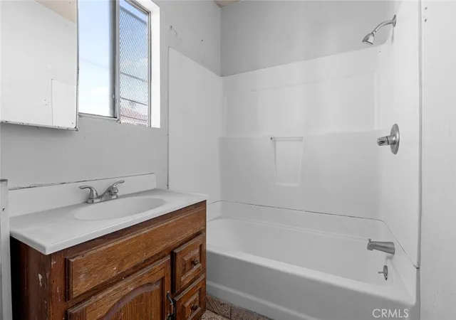15th image of 947 81, Los Angeles, CA 90044 | MLS# PW25068824