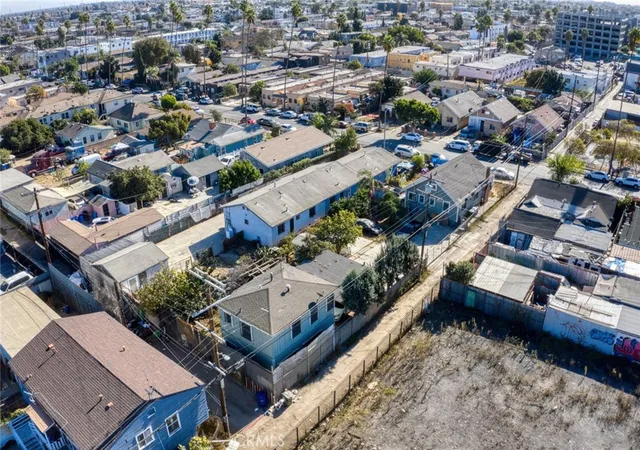 3rd image of 947 81, Los Angeles, CA 90044 | MLS# PW25068824