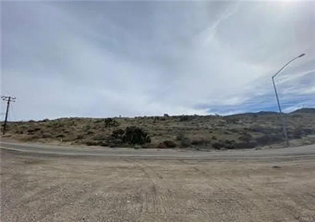 3rd image of 8450 Hwy 138, Phelan, CA 92371 | MLS# HD25078518