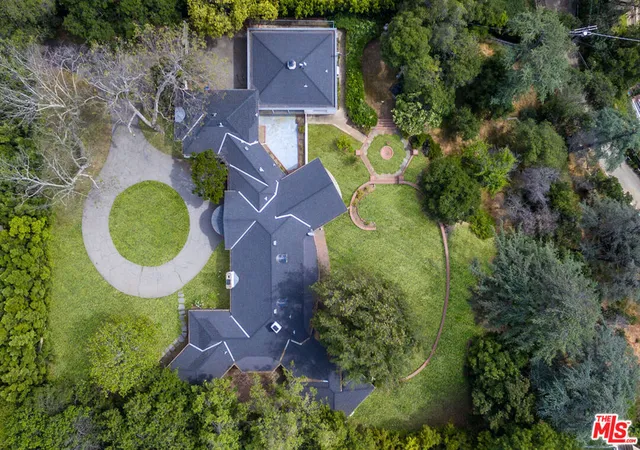 Photo 1 of Land for sale at 7 Oakmont Dr, Los Angeles, CA 90049 | MLS# 25528162 | Listing updated on 2026-10-08