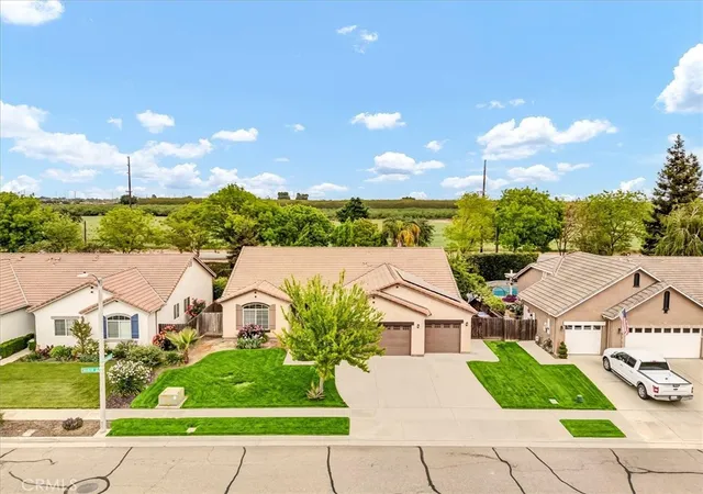 Photo 2 of Sale Pending at 3000 S Arkle St, Visalia, CA 93292 | MLS# PI25087417 | Listing updated on 2026-10-06