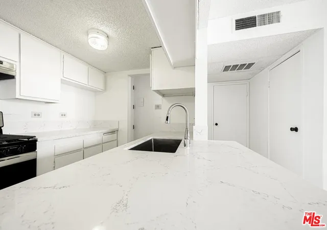 1st image of 421 S La Fayette Park Pl #711, Los Angeles, CA 90057 | MLS# 25528921