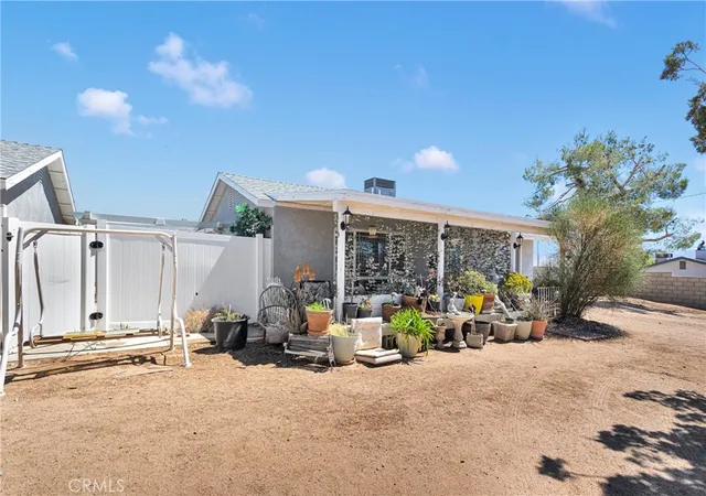 Photo 3 of Single family home for sale at 15558 Greenwood St, Hesperia, CA 92345 | MLS# CV25092960 | Listing updated on 2026-10-03