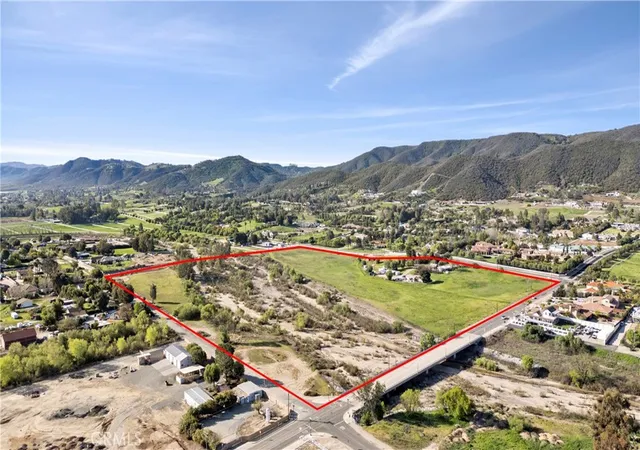 Photo 4 of Sale Pending at 25070 Hayes Ave, Murrieta, CA 92562 | MLS# SW25097479 | Listing updated on 2026-09-21