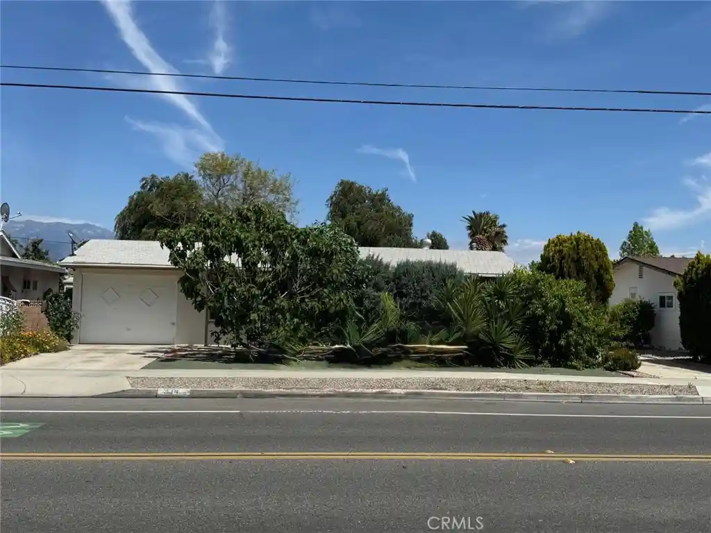 Photo 1 of Single family home for sale at 840 S Gilbert St, Hemet, CA 92543 | MLS# DW25091342 | Listing updated on 2026-08-18