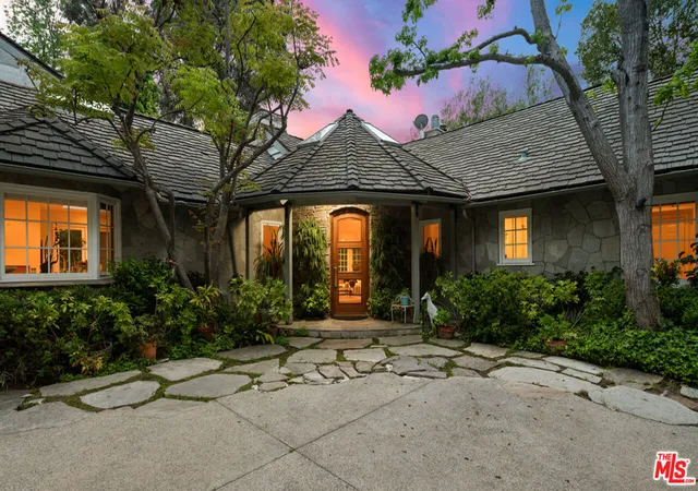 Photo 3 of Single family home for sale at 2576 Benedict Cyn Dr, Beverly Hills, CA 90210 | MLS# 25534991 | Listing updated on 2026-05-19