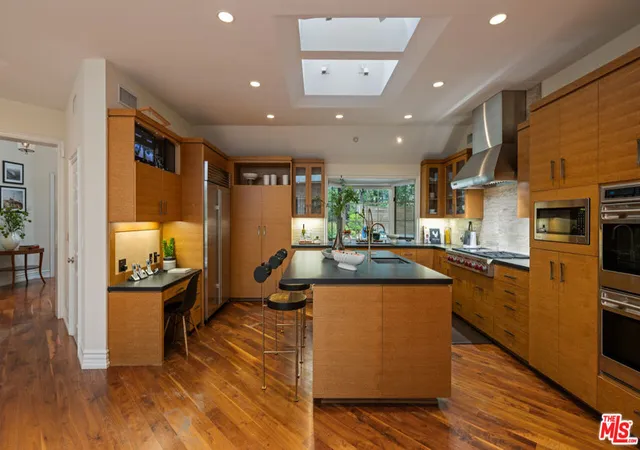 Photo 4 of Single family home for sale at 2576 Benedict Cyn Dr, Beverly Hills, CA 90210 | MLS# 25534991 | Listing updated on 2026-05-19