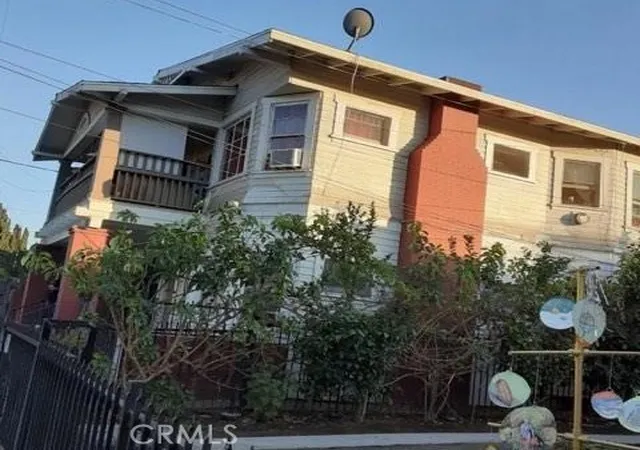 Photo 4 of House for sale at 1038 W 21st Street, Los Angeles, CA 90007 | MLS# CV25101490 | Listing updated on 2026-02-16