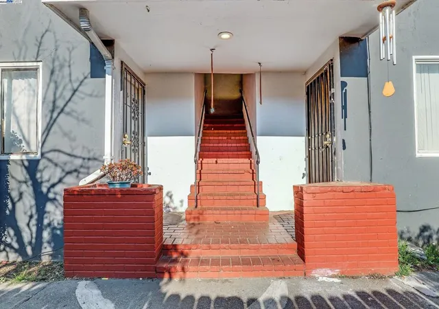 Listing Photo 4 - Condo for sale in building located at 7448 Lockwood St, Oakland, CA 94621